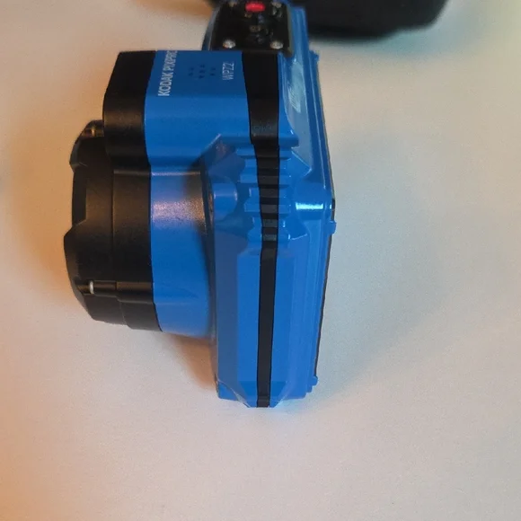 Kodak PIXPRO Waterproof WPZ2 Camera with Accessories_ Like-New Condition - Picture 5 of 8